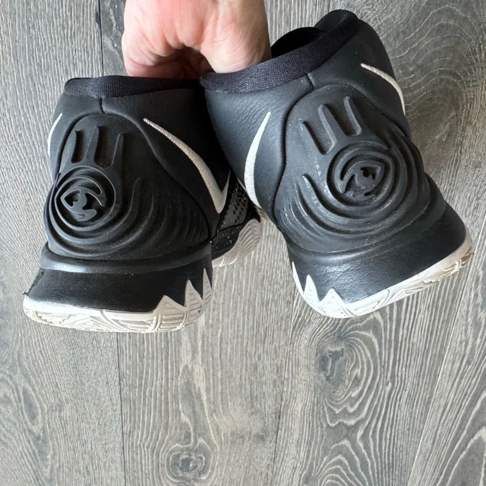Nike Basketball Kyrie 6 in Black/White Size 11